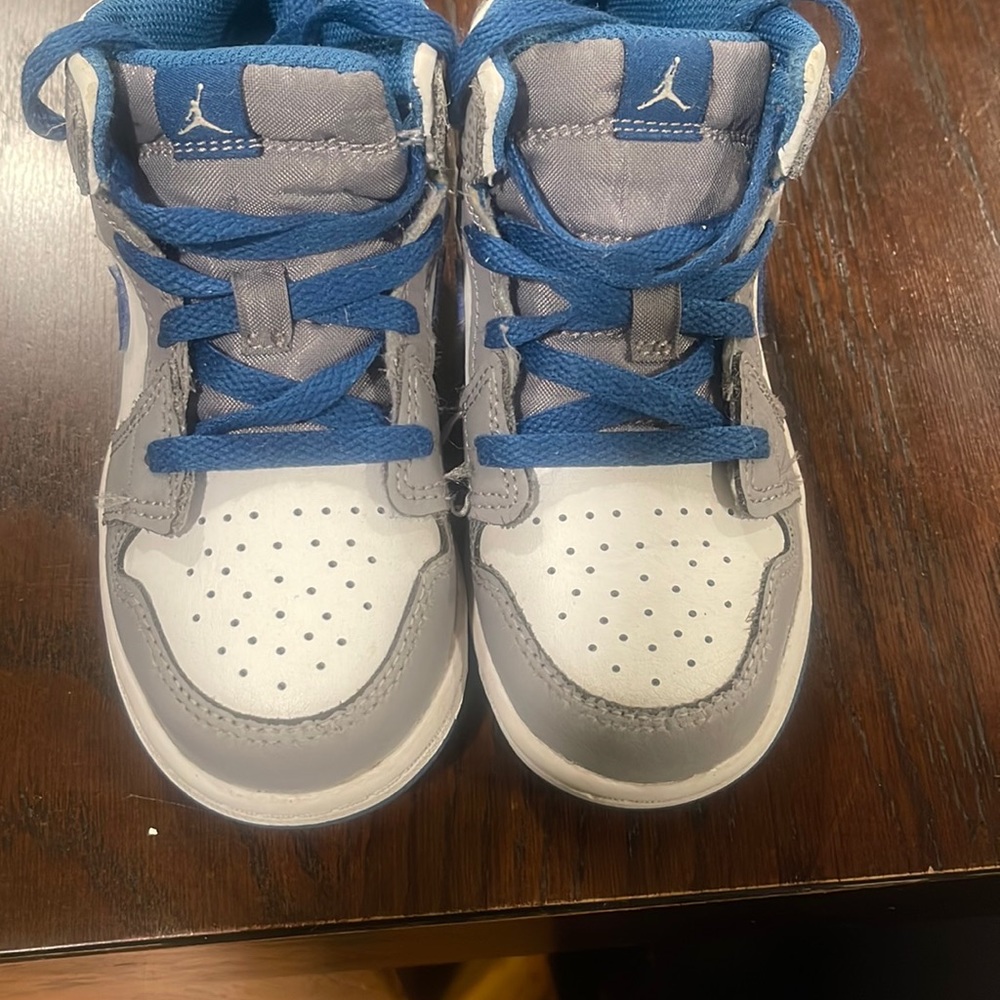 Size 8.5c used toddler sneaker